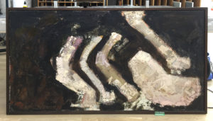 Maleri med klæbrige overflade med tæppefibre før restaurering