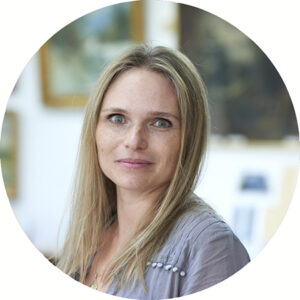 Om os portrætfoto af Jannie Panourgias fanemaler projektansat